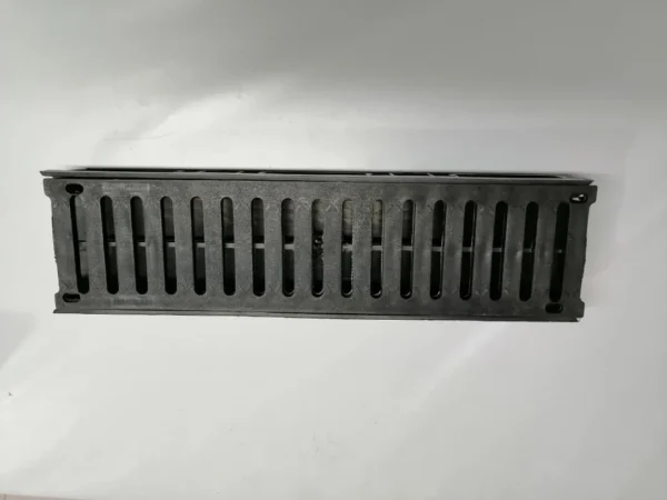 گاتر دور استخر با عرض 13.5 سانتی‌متر